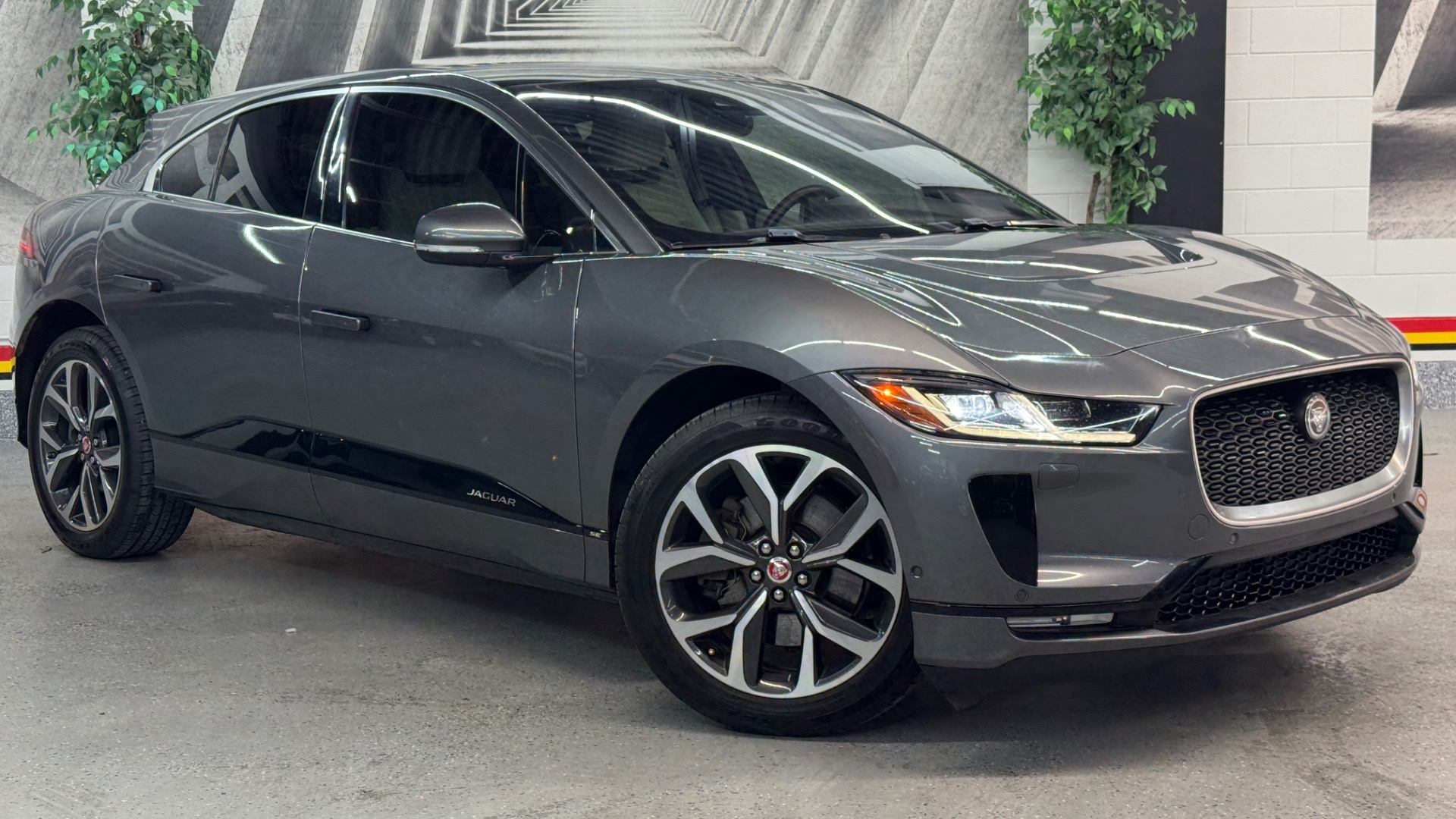 2020 Jaguar I-PACE EV400 SE's photo