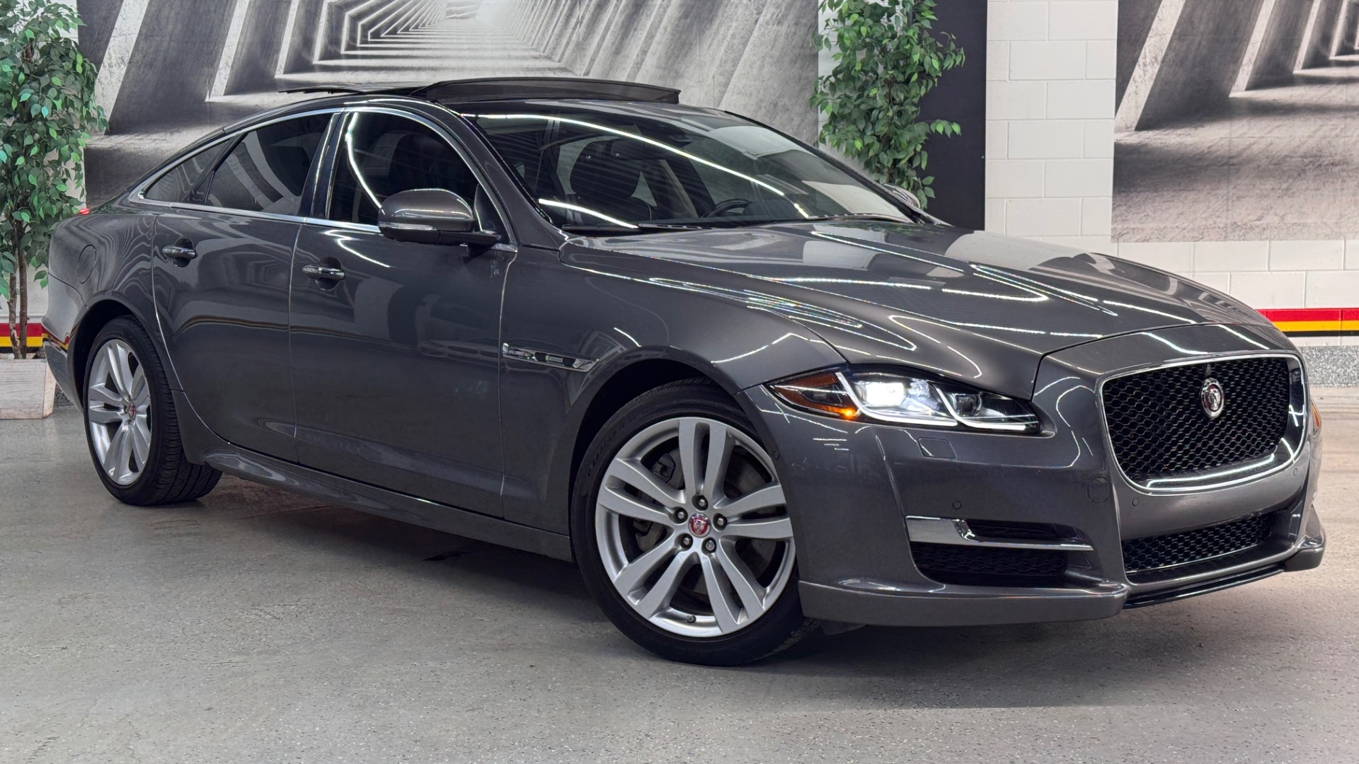 2016 Jaguar XJ XJ R-Sport AWD's photo